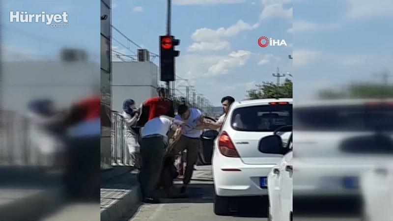 Antalya'da trafikte tekme tokatlı kavga kamerada