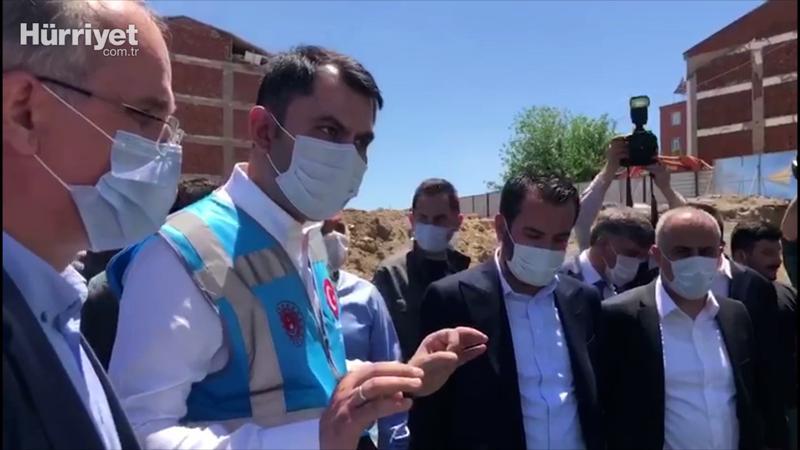 Bakan Kurum’dan Elazığ’da yüklenici firmanın müteahhidine sert uyarı