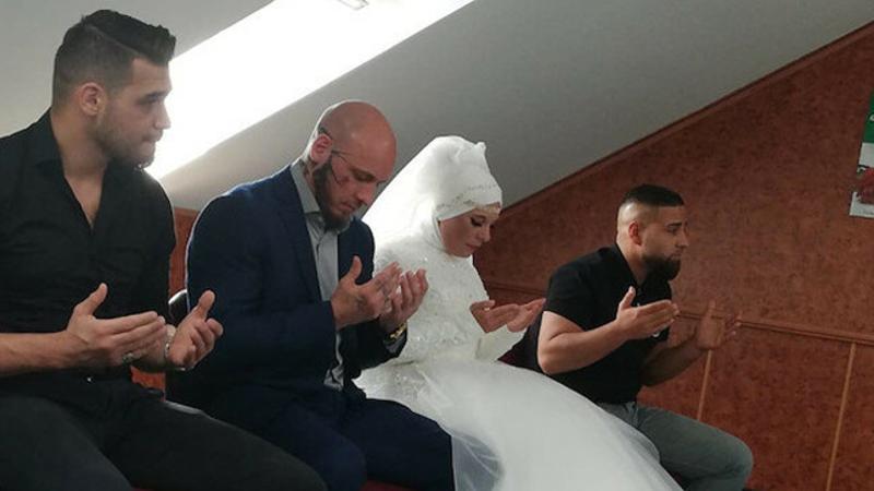 İslam'ı seçen Avusturyalı şampiyon dövüşçü Ott'un nişanlısı da Müslüman oldu