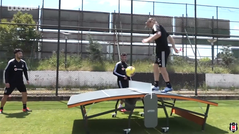 Beşiktaş'ta Çekişmeli Ayak Tenisi Maçı: Burak-Necip VS Gökhan-Caner