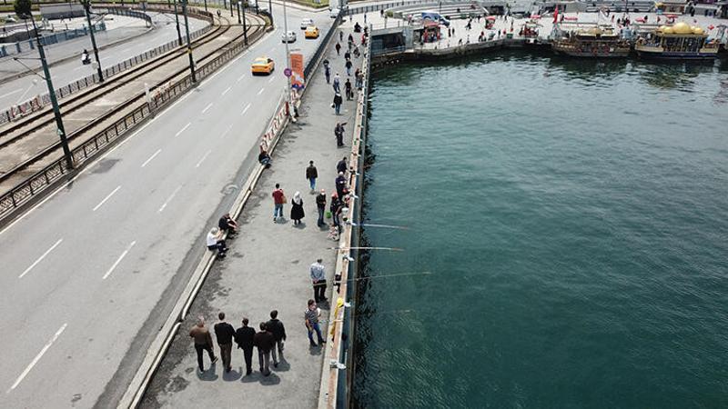 Galata Köprüsü eski günlerine geri döndü, kovalar balıkla doldu