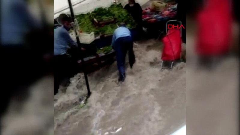 Son dakika haber... Arnavutköy'de yağış pazar yerinde sele neden oldu