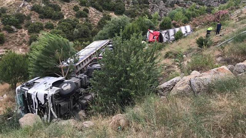 Çarpışan tır ve süt tankeri uçuruma yuvarlandı