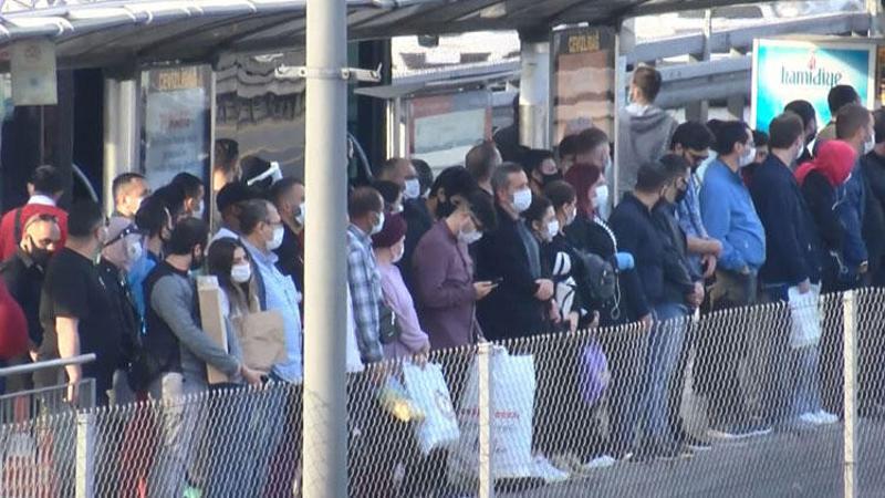 Metrobüs ile tramvay duraklarında akşam saatlerinde yoğunluk yaşandı
