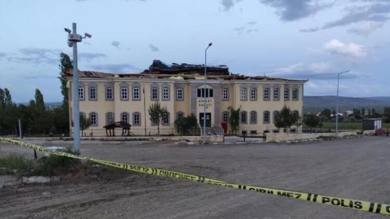 Gemerek'te şiddetli rüzgar adliyenin çatısını uçurdu
