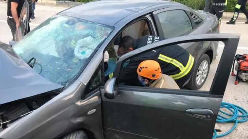 Kontrolden çıkan otomobil duvara çarptı