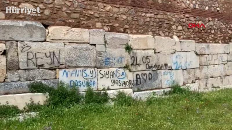2 bin yıllık surlara, sprey boyayla yazı ayıbı sürüyor