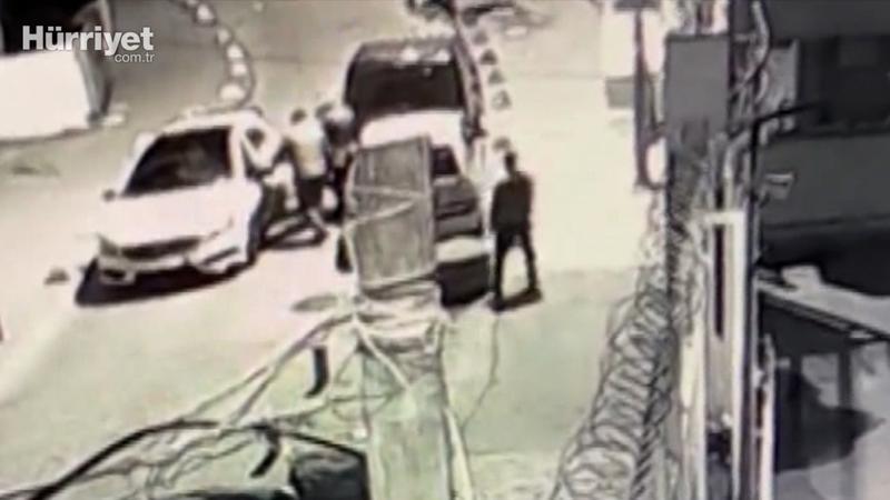 Beyoğlu'nda iki çete arasında sokak ortasında yaşanan silahlı çatışma kamerada