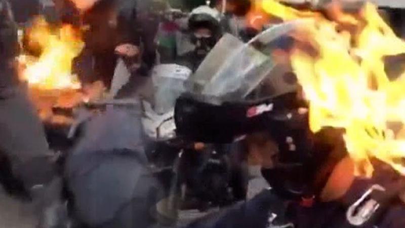 Meksika'da Floyd protestolarına katılan eylemciler polisi ateşe verdi