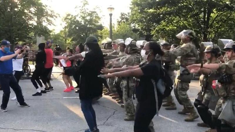 ABD'de asker protestocularla birlikte dans etti