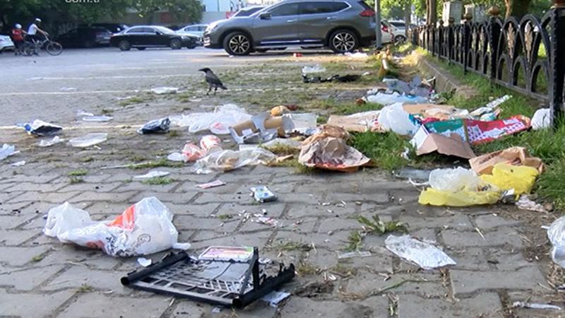 Caddebostan sahiline çöplerini bırakıp gittiler