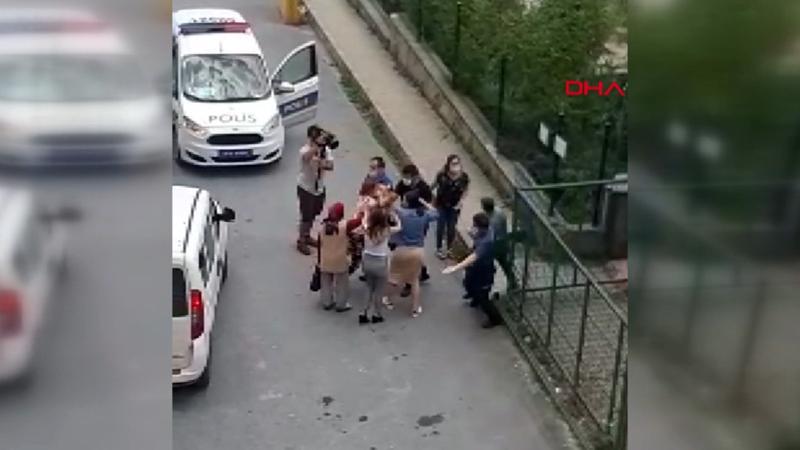 Arnavutköy'de iki kız kardeş annelerini alıkoymakla suçladıkları şüpheliye saldırdı