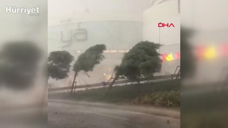 Heavy summer rain, hail hit Istanbul