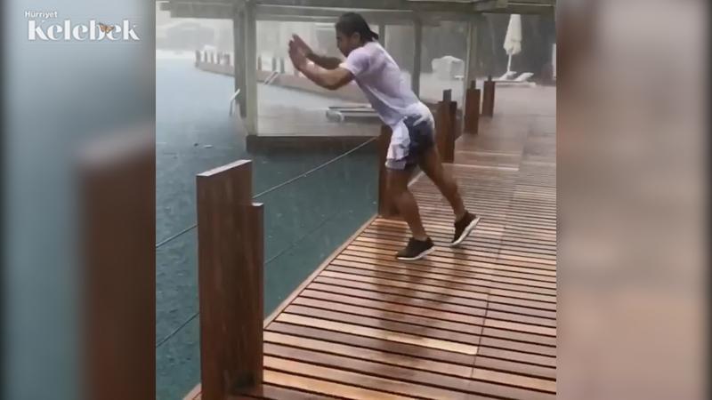 Nusret Gökçe yağmurun tadını böyle çıkardı