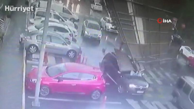 Esenyurt'ta çatıdan kopan parçalar araçların üzerine düştü