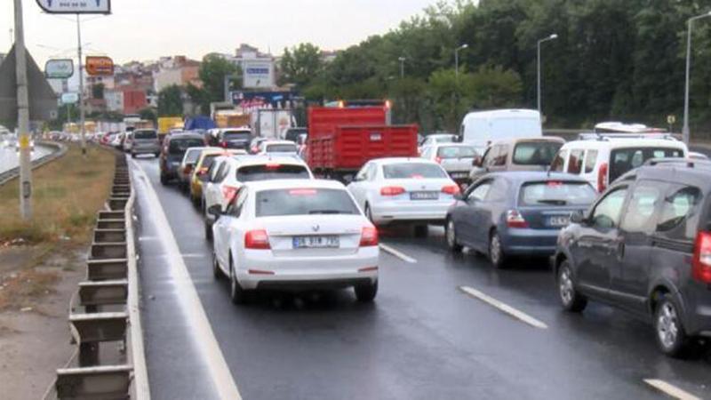 İstanbul Çekmeköy'de yağış trafiği felç etti
