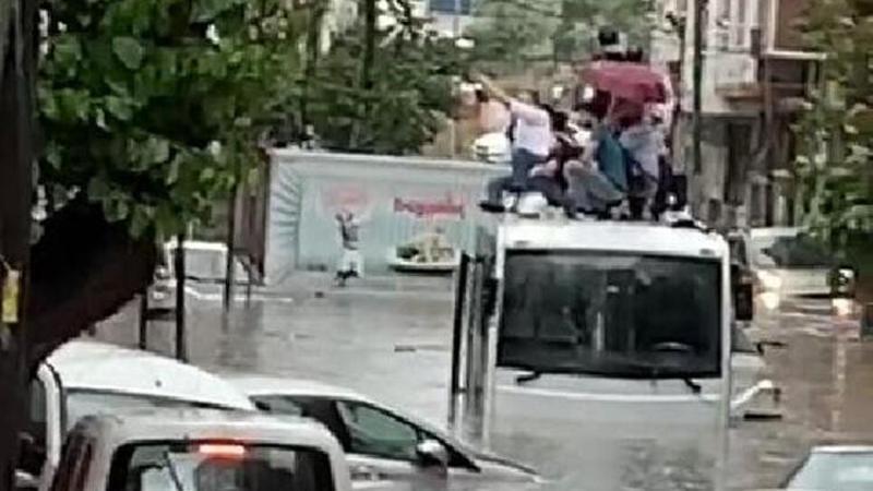 Minibüs üstünde mahsur kaldılar