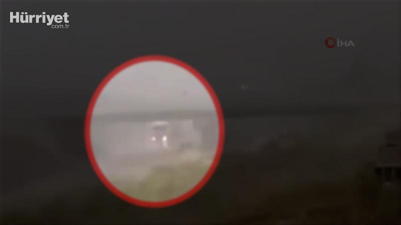 Seyir halindeki TIR, rüzgarın etkisiyle böyle devrildi