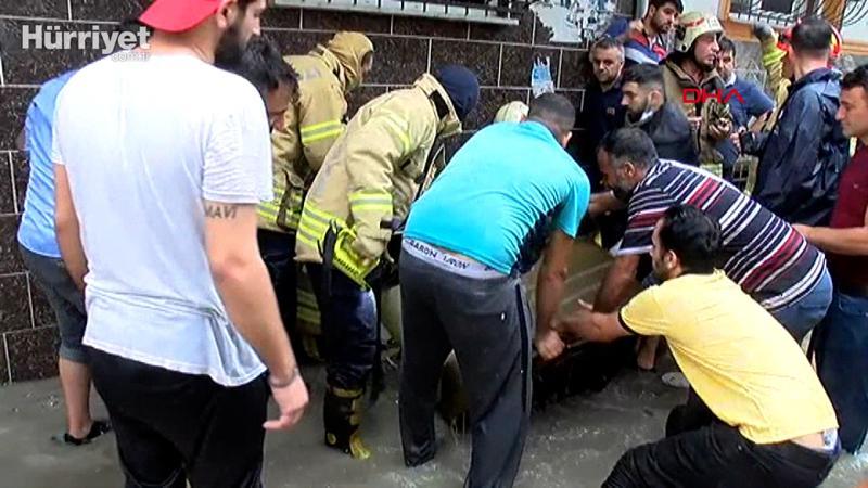 Esenyurt'ta su dolan bodrum kattakileri kurtarma çalışması