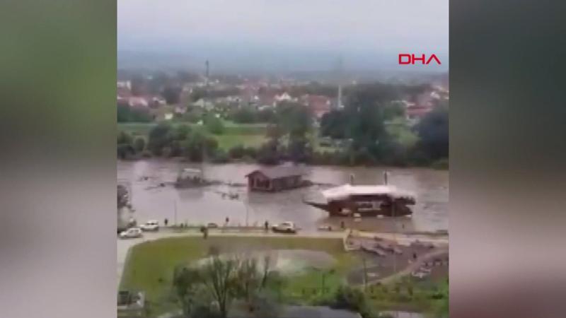 Sırbistan sele teslim! Evler nehirde böyle sürüklendi