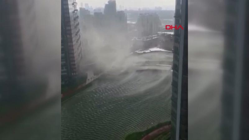 İstanbul'da fırtına sitede hasara neden oldu! O anlar böyle görüntülendi