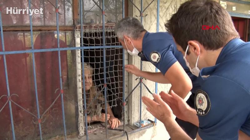 Evini su basan yaşlı kadın 21 kedisi için ağladı; evden çıkmak istemedi