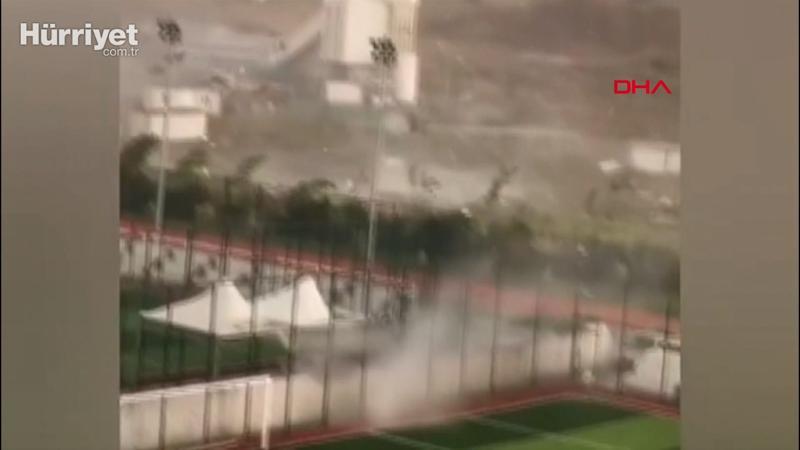 Büyükçekmece'de halı sahada hortum ortalığı birbirine kattı