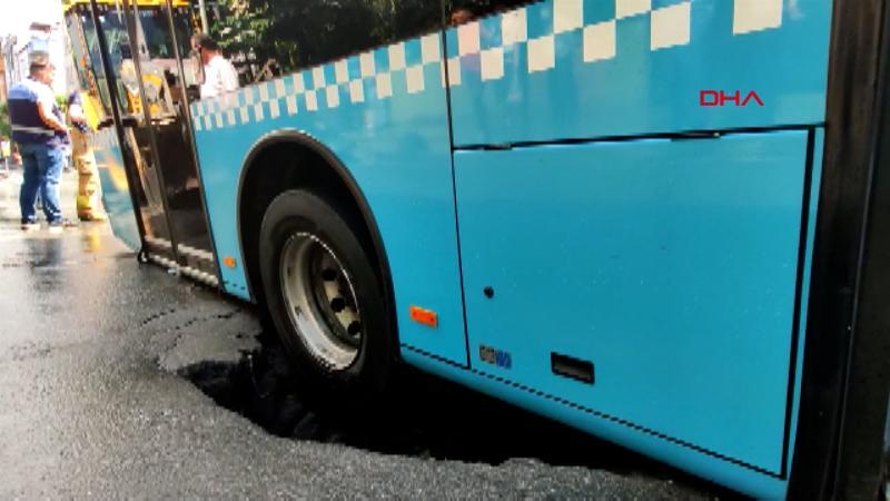 Bağcılar'da yol çöktü; otobüsün lastiği çukura düştü