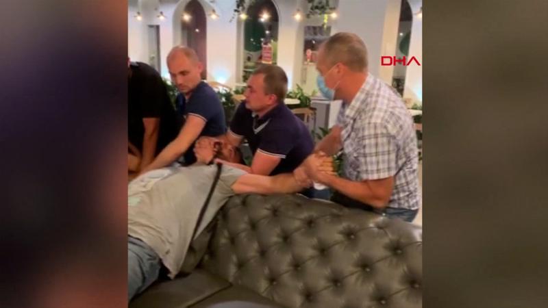 Ukrayna'da çocuğunu görmek isteyen Türk babaya dayak
