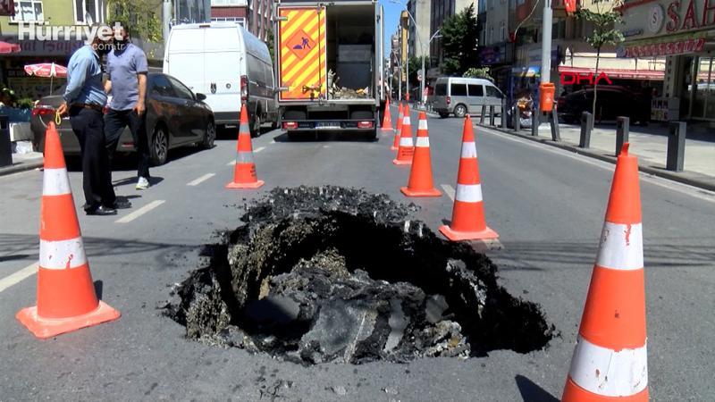 Sultangazi'de yol çöktü; sürücüler zor anlar yaşadı