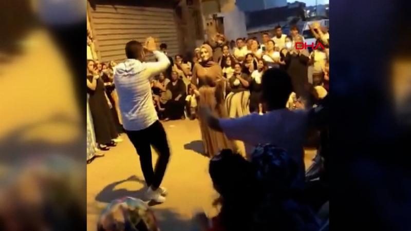 İstanbul'da manzara yine değişmedi! Bağcılar'da onlarca kişi nişan için bir araya geldi