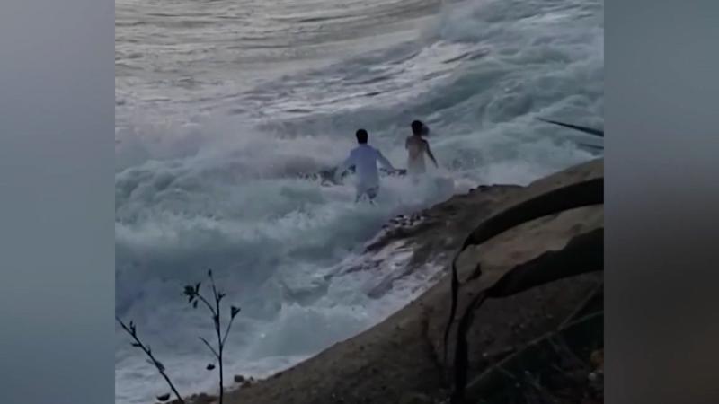 ABD'de düğün fotoğrafı çektiren çift dalgalara kapıldı