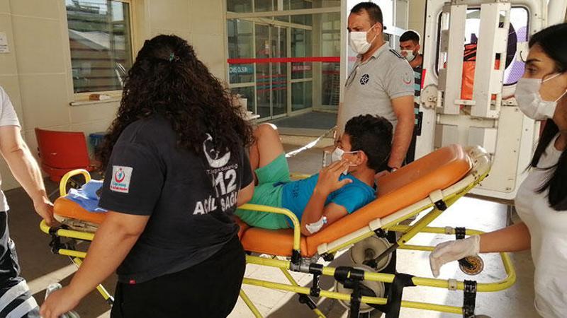 Ayağına vida batan çocuk, koltuk demiri kesilerek hastaneye götürüldü