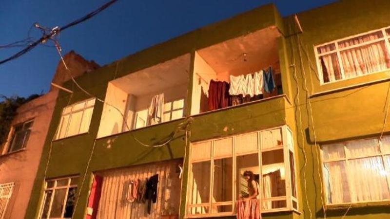Bağcılar'da iki katlı binanın merdivenleri çöktü