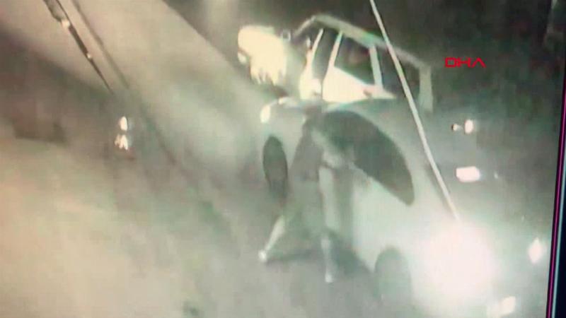 Pendik'te eski sevgili dehşeti! Yolunu kesti, aracın camını kırdı