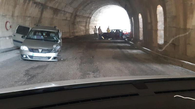 Tunceli'de feci kaza! Otomobiller kafa kafaya çarpıştı