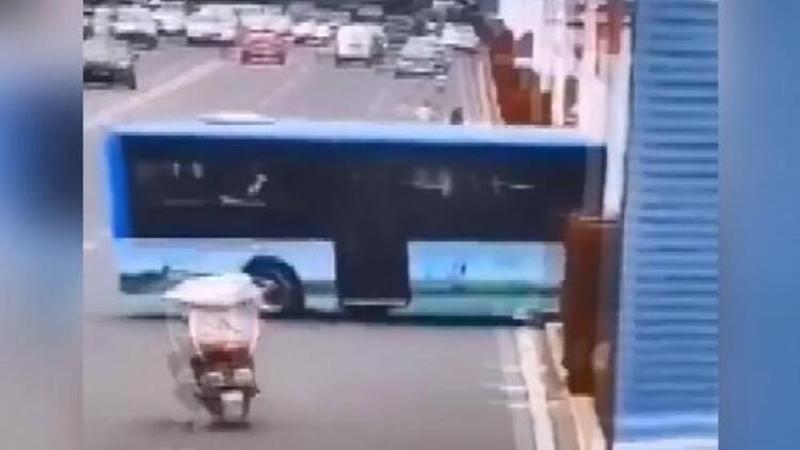Çin'de öğrenci taşıyan otobüs su kanalına böyle uçtu