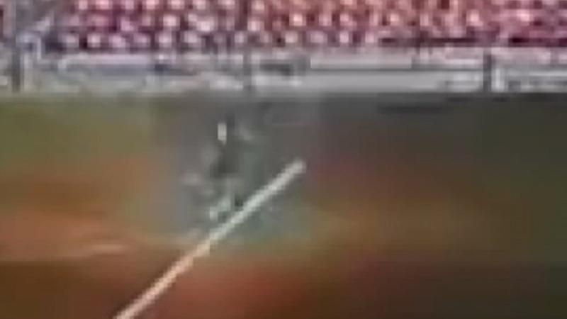 Rusya'da sahaya düşen yıldırım futbolcuya çarptığı anlar kamerada