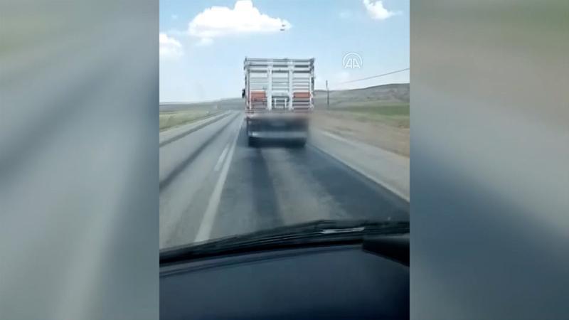Kamyonun ambulansla yarıştığı o anlar kamerada