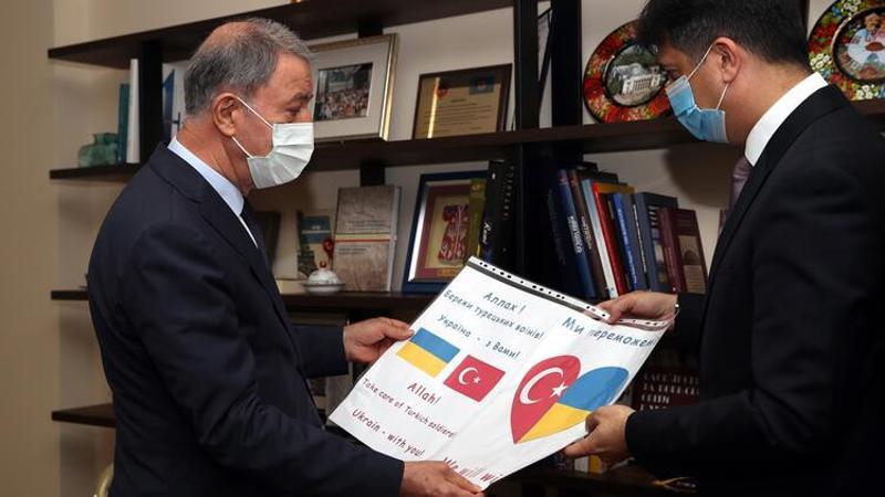 Milli Savunma Bakanı Hulusi Akar'ı Kiev'de duygulandıran "not"