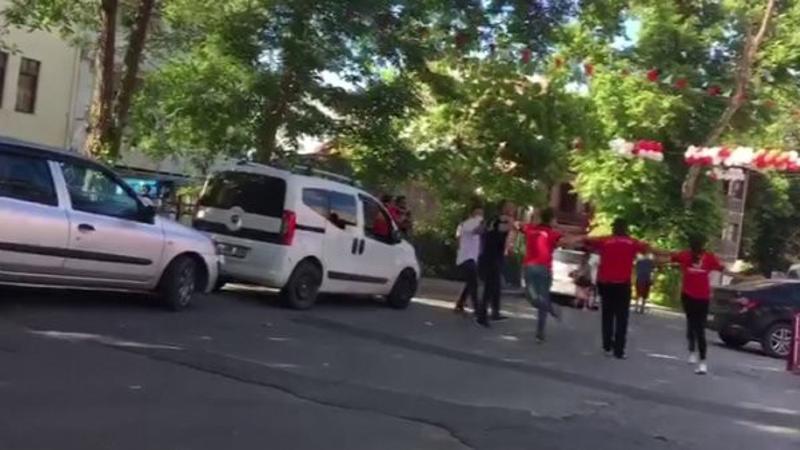 'Pes' dedirten görüntü! Sosyal mesafeyi hiçe sayarak omuz omuza halay çektiler