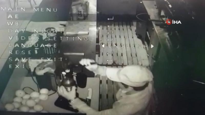 Hırsızlık için girdiği iş yerinde “portakal suyu” sıkan hırsız kamerada