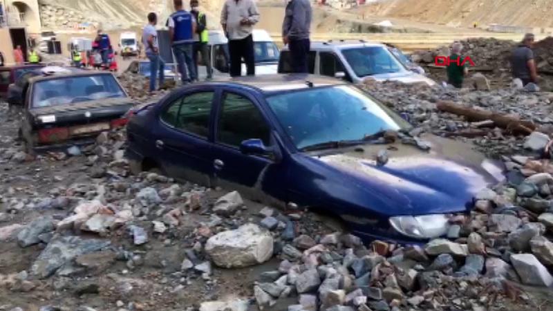 Son dakika haber... Yusufeli barajı şantiyesini sel vurdu, araçlar çamura saplandı