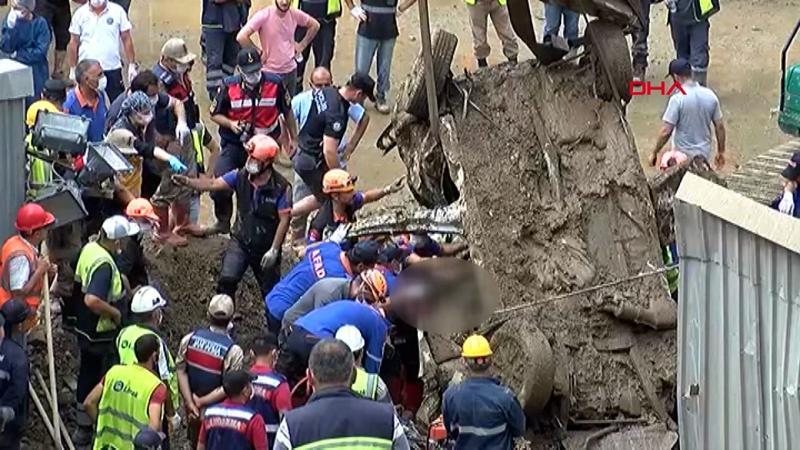 Artvin'de 3 kişilik ailenin içinde bulunduğu otomobilden 1 kişinin cenazesi çıkarıldı