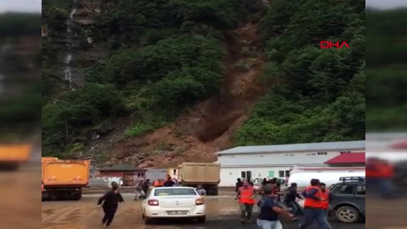 Rize'de heyelan anı kamerada