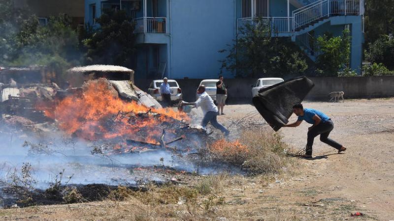 İzmir'de korkutan otluk alan yangını