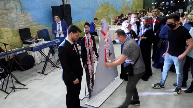 Düğünde takılar, gelin ve damadın maketlerine takıldı