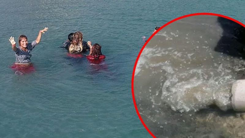 Atık suya aldırmadan dans ederek yüzdüler