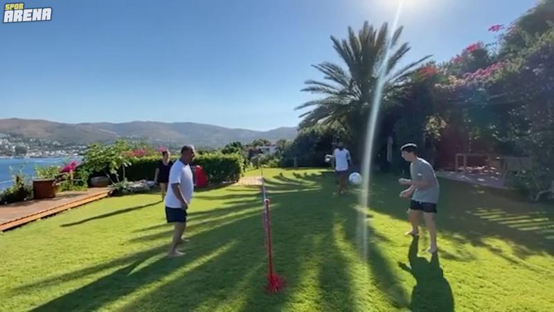Fatih Terim, kızı ve arkadaşlarıyla ayak voleybolu oynarsa...