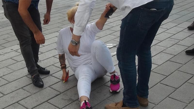 Taksim’de iki kişi kadını darp etti